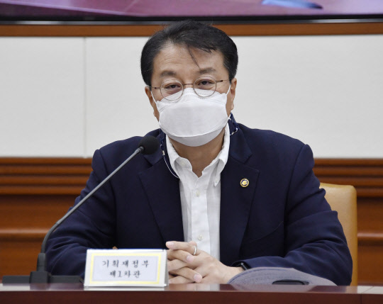 방기선 기획재정부 차관이 13일 서울 종로구 정부서울청사에서 열린 '경제 형벌규정 개선 TF 출범회의'를 주재, 모두발언을 하고 있다.   <기획재정부 제공>